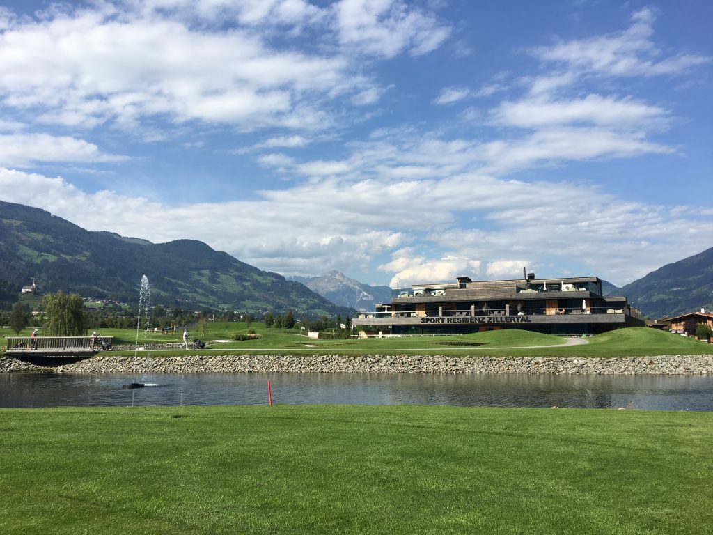 Sport Residenz Zillertal – eingebettet im Tal, umjgeben vom Golfplatz. (Foto: Isabel von Wilcke)