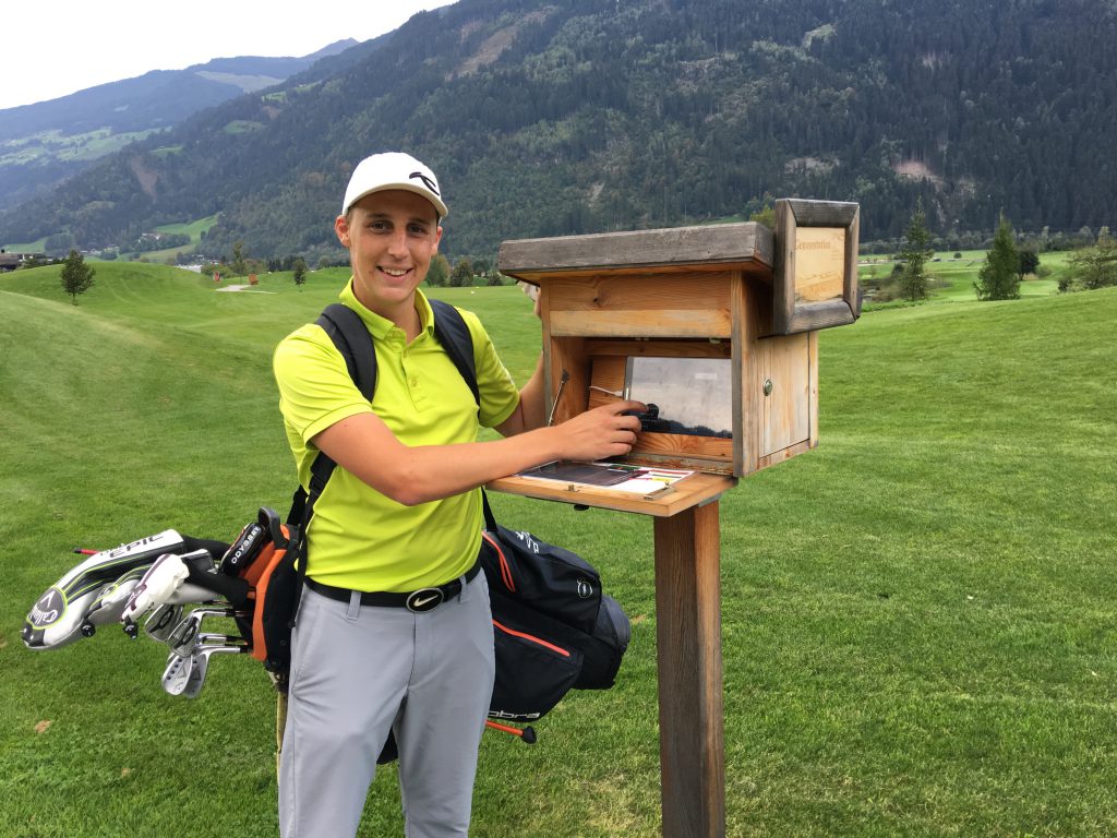 Im Golfclub Zillertal Uderns können am 9. Abschlag eine Wurstsemmeln, Bier – oder was das Golferherz sonst so begehrt – bestellt werden. (Foto: Isabel von Wilcke)