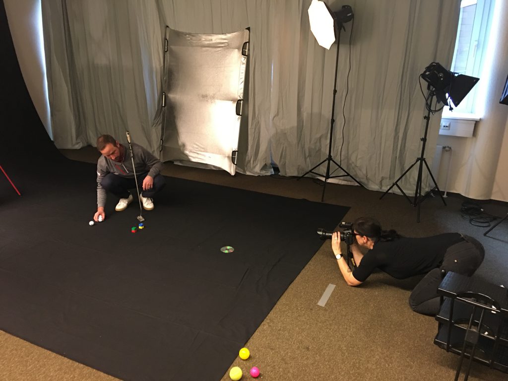 Making im GOLF MAGAZIN des JAHR TOP SPECIAL VERLAGS in der Troplowitzstraße in Hamburg. So enstand dieser "Besser Spielen"-Artikel mit Christian Lanfermann (links) und unserer Fotografin Christina Scheunemann (rechts), die auch bei auf sie zufliegenden Bällen nicht zuckte – eben ganz Profi. (Foto: Isabel von Wilcke)