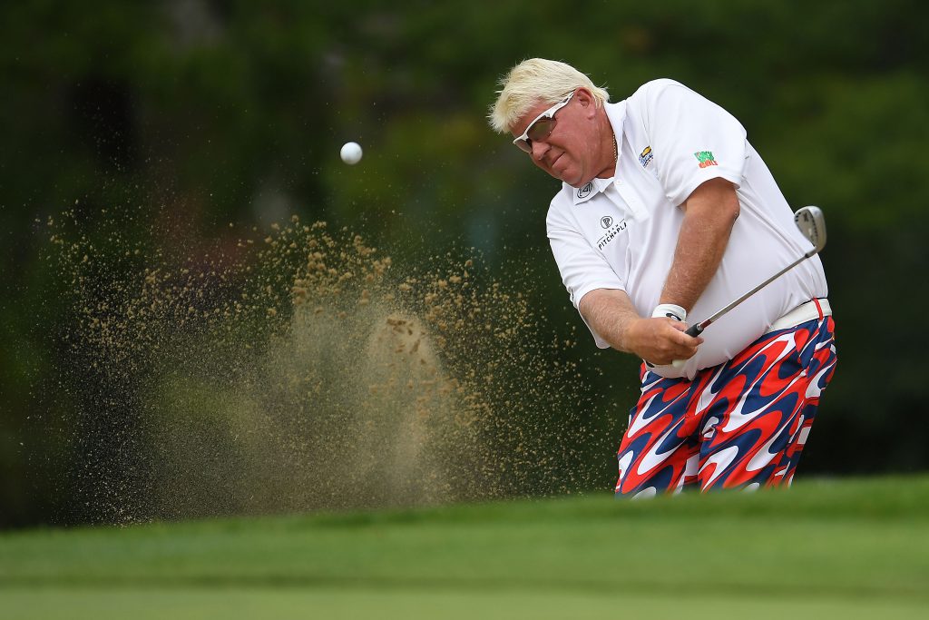 Bei John Daly sind ganz andere Körperteile im Weg... Hier beim Schlag aus dem Bunker (Foto: Getty Images).
