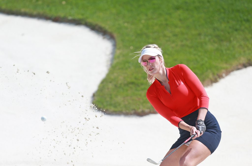 Paige Spiranac beim Schlag aus dem Bunker (Foto: Getty Images)