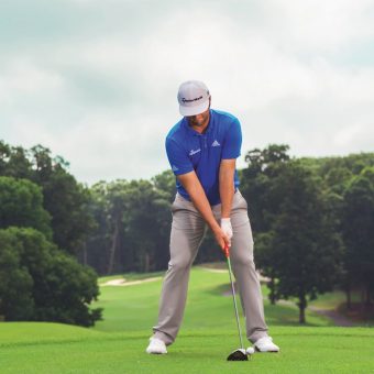 Ansprechposition im Golfschwung – Jon Rahm beim Schlag mit dem Driver.