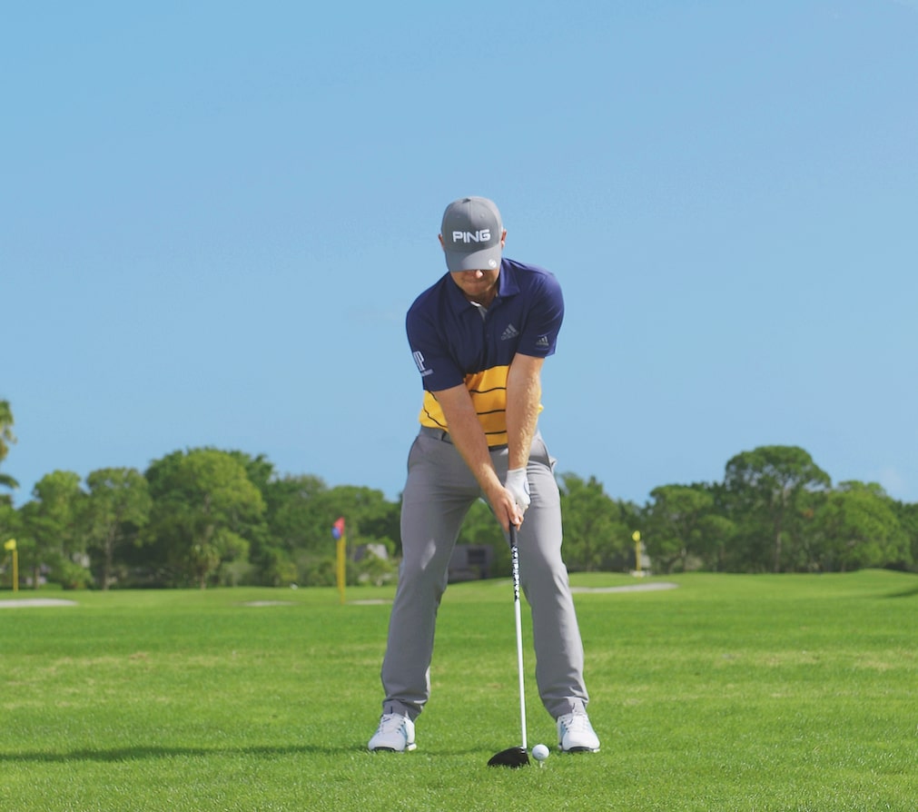 Ansprechposition beim Golfschwung. Tyrrell Hatton spielt den Drive von der Ferse des linken Fußes.