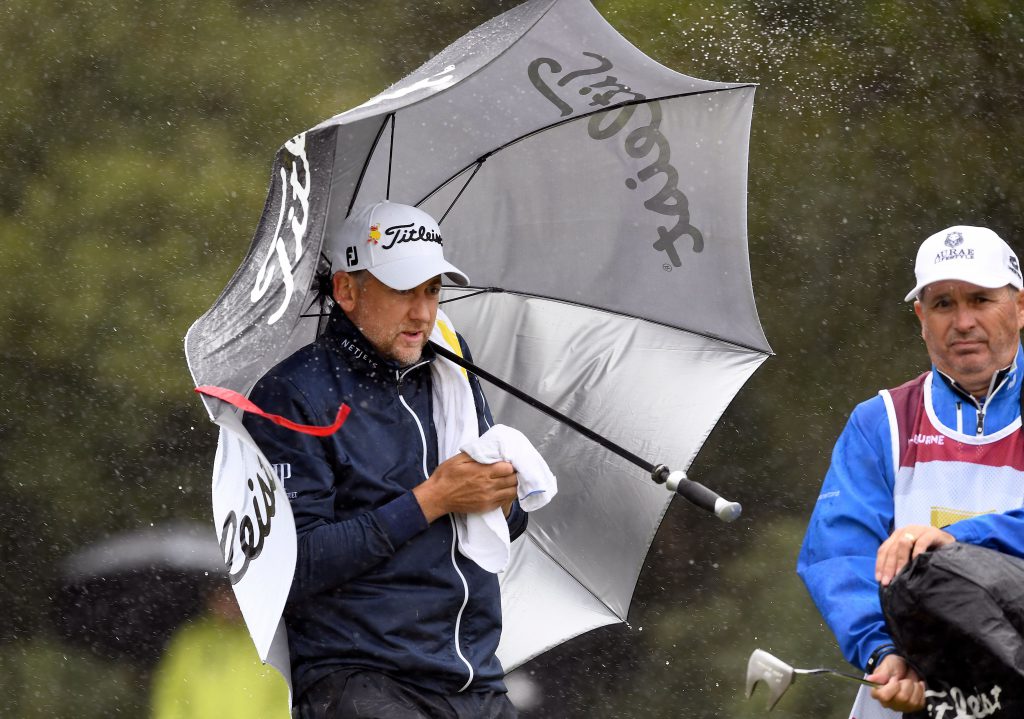 Ein Handtuch ist wichtig bei Regen. Ian Poulter beim World Cup of Golf in Melbounre November 2018. (Foto: Getty Images)