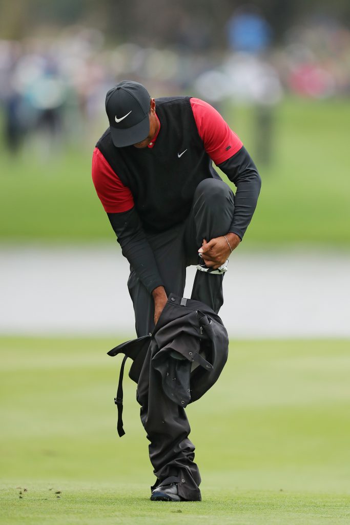 Ein guter Regenanzug hilft, bei golfen im Regen – das weiß auch Tiger Woods. Hier beim PLAYERS Championship in TPC Sawgrass im März 2019. (Foto: Getty Images).