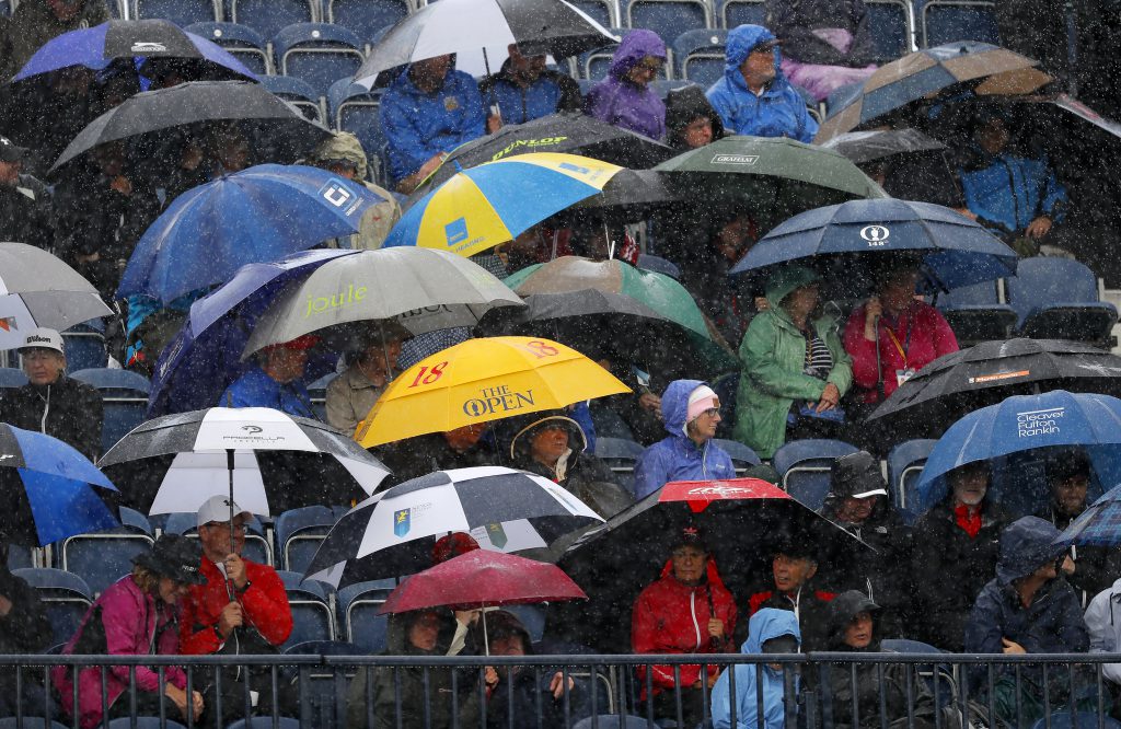 Sowohl Golfer als auch Zuschauer müssen für schlechtes Wetter gewappnet sein. Hier Zuschauer der British Open 2019 im Royal Portrush in Nordirland. (Foto: Getty Images).
