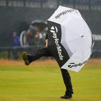 Golfen bei Regen – nicht nur bei uns in Deutschland, auch in Großbritannien gibt es gelegentlich viel niederschlag – so auch meistens bei der Open Championship. Unter dem Schirm schützt sich Jamie Donaldson bei der Open in Troon 2015 vor Regen. (Foto: Getty Images)