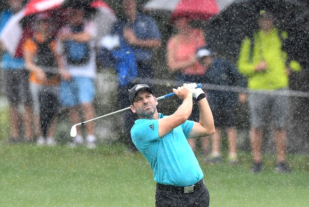 Ein trockener Griff ist wichtig, damit der Schlag auch bei golfen im Regen gelingt. Sergio Garcia 2017 bei der Australian PGA Championship. (Foto: Getty Images).