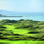 The Open Championship: Architektonische Glanzleistung: Das neue Loch 7 „Curran Point“ ist mit 541 Metern die längste Bahn auf dem Dunluce Links; und eine der schönsten! Sie verläuft entlang des Strands über ehemaliges Terrain des Valley Courses und fügt sich perfekt in das Layout ein.