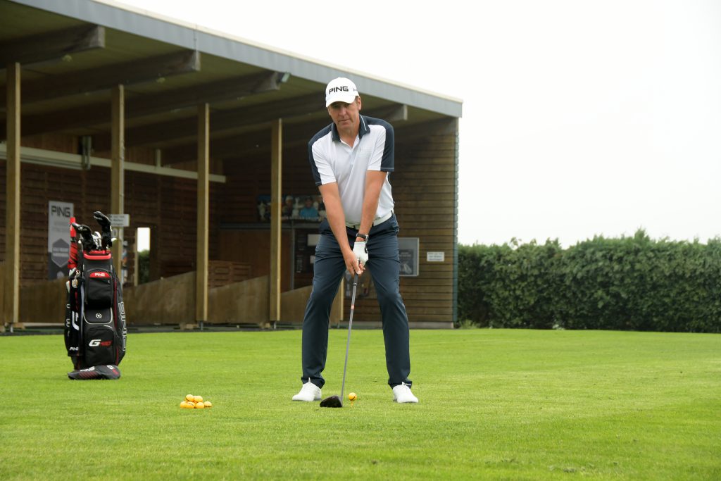 Stefan Quirmbach erklärt die Basis des Golfschwungs (Foto: Christina Scheunemann).