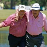 Jack Nicklaus (links) und Arnold Palmer bei der Greats of Golf exhibition Insperity Championship im Woodlands Country Club im Mai 2013 (Photo by Scott Halleran/Getty Images)