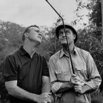 Arnold Palmer (links) und entertainer Bob Hope (1903 - 2003) während der Dreharbeiten zu 'Call Me Bwana' in Denham, London. (Photo by Keystone/Getty Images)