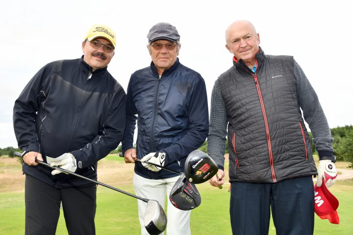 Carsten-Ulf Jaenicke, Gewinnspielsieger Rainer Höfig und Wolfram Friederdorff (von links) haben sich ebenfalls der Herausforderung 70 Löcher gestellt. (Foto: Elke A. Jung-Wolff)