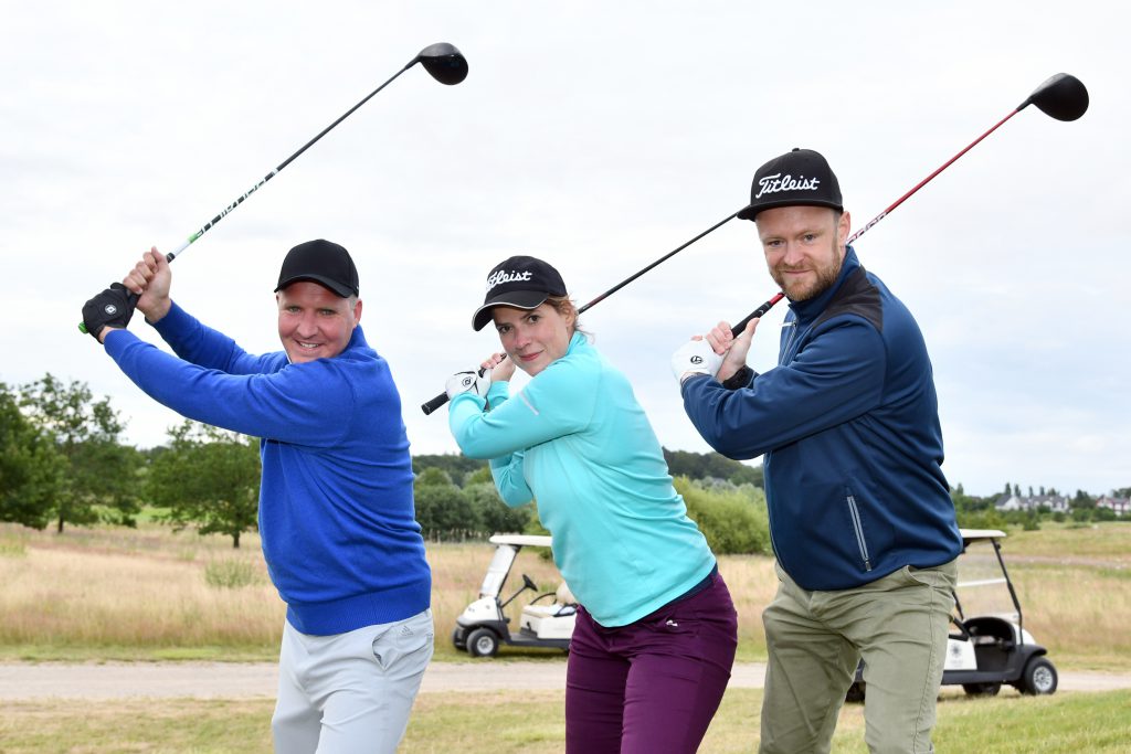 Bereit für den Golf-Marathon: Arne Schumann, Monique Krause und Toni Dittmann (von links). Die dre spielen noch nicht so lange Golf, aber sind total vom Golfvirus infiziert. (Foto: Elke A. Jung-Wolff)