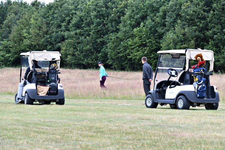 Holpriger Start gleich an Tee 1. (Foto: Elke A. Jung-Wolff)