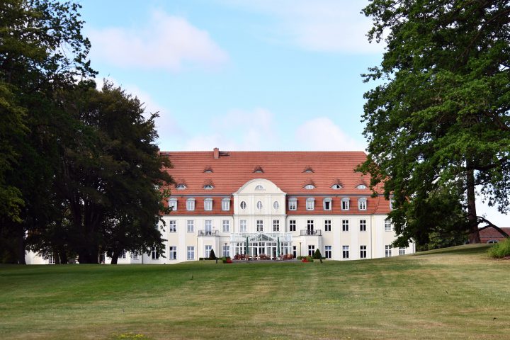Schöner Blick aufs Schlosshotel Fleesensee. Aber wir mussten wieter spielen ... (Foto: Elke A. Jung-Wolff)