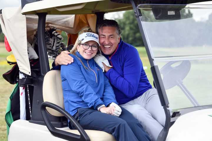 Trotz Kälte, starken Wind und Regen – GOLF-MAGAZIN-Redakteurin Isabel von Wilcke und Clubmanager vom GC Fleesensee Stephan Vogl hielten die 70 Löcher durch und hatten offensichtlich Spaß. (Foto: Elke A. Jung-Wolff)