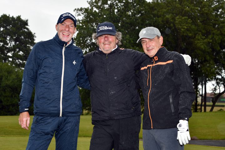 Egal, ob es stürmt oder regnet – Direk Bleich, Christian Frick und Stephan Schäfer (von links) verging das Lächerln auch bei widrigen Witterungsverhältnissen nicht. (Foto: Elke A. Jung-Wolff)