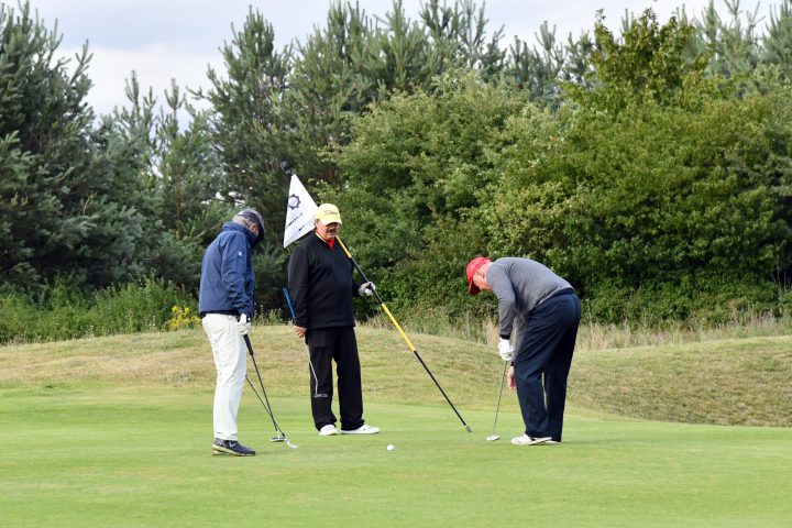 Teamwork beim Golf-Marathon, denn die Zeit drängt. Die Dunkelheit naht ... (Foto: Elke A. Jung-Wolff)