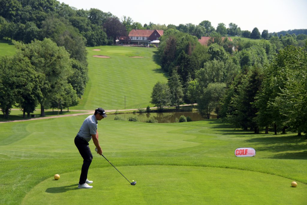 Kurvenkontrolle mit Stefan Quirmbach. für den Draw sollte man auf der linken Seite der Abschlagsbox aufteen. (Foto: Christina Scheunemann)