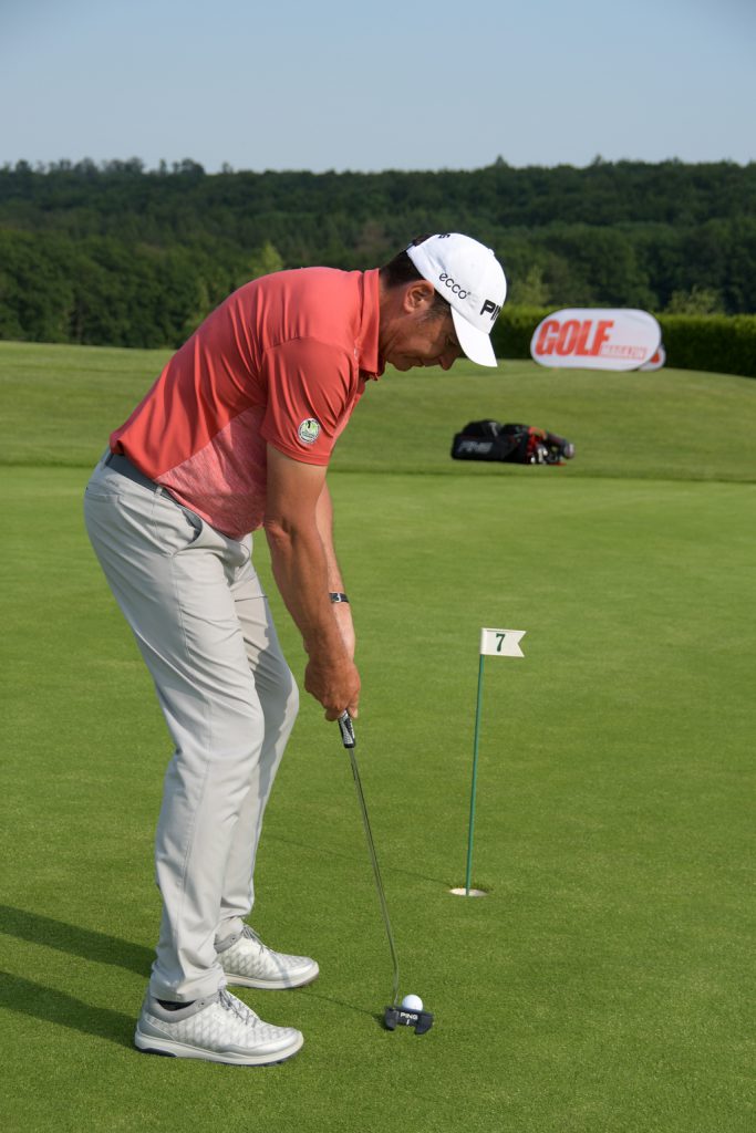 Stefan Quirmbach zeigt die Ansprechposition beim Kurzen Putt (Foto: Christina Scheunemann).