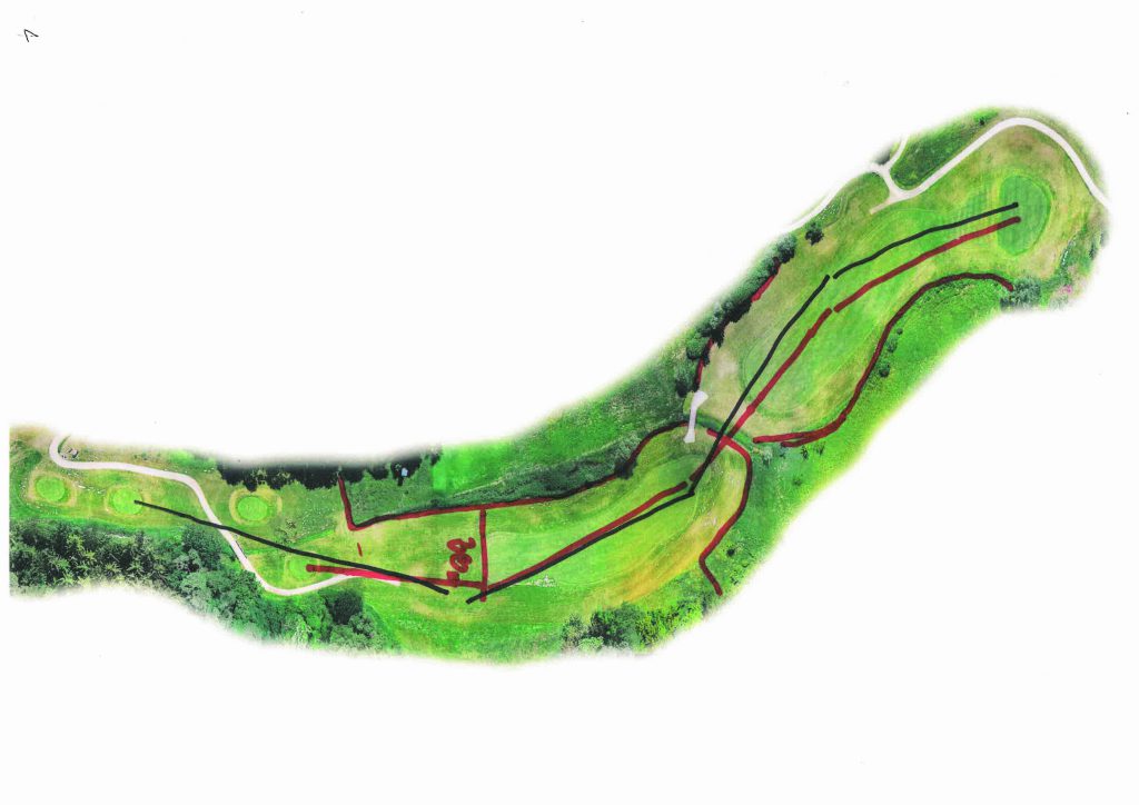 Coursemanagement ist besonders wichtig an schweren Bahnen: Loch 4 (Hcp.1.) des Schloss-Platzes ist ein 468-Meter-langes-Par-5. Das Fairway ist von Wasser gesäumt (rote Linien außen). Sven Strüver empfihelt eine 4-Schlag-Strategie von den roten und gelben Abschlägen (auf dem Foto links) bis zum grün (rechts). (Foto: Fleesensee)