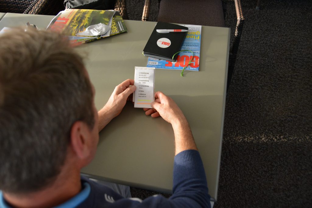 Vorbereitung ist alles: David Britten nutzt auf der Runde eine kleine Checkliste, die ihn ermahnt, stets konzentriert zu bleiben. (Foto: Isabel von Wilcke)