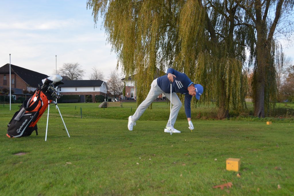 Golf-Club an der Pinnau, Abschlag 1 des A-Platzes. Auch das Aufteen gehört zur Vorbereitung. (Foto: Isabel von Wilcke)