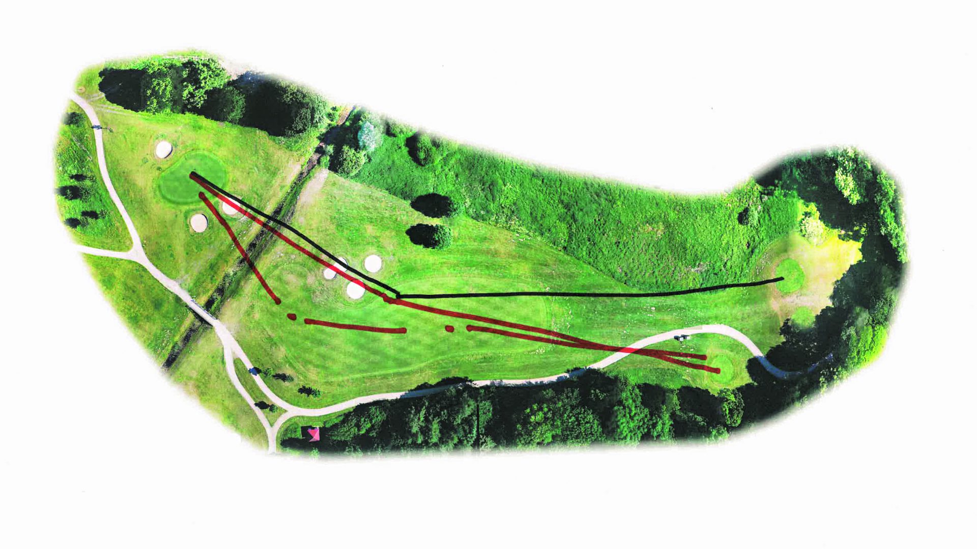 Coursemanagement ist wichtig, weiß Sven Strüver. Hier am Beispiel der Bahn 16, Par 4. Anstatt mit zwei Schlägen (schwarze Linie) das Grün anzugreifen, werden mit einer Drei-Schlag-Strategie die bis zu 70 Zentimeter tiefen Bunker umspielt und der Graben gemieden. (Foto: Fleesensee)