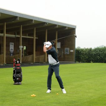 Stefan Quirmbach auf der Range des Golfresort Hardenberg. Deutlich zu sehen: Im Rückschwung wird die linke Ferse angehoben. (Foto: Christina Scheunemann)