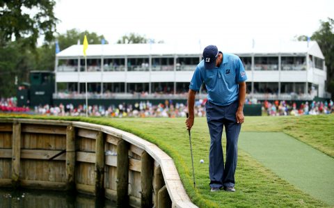 Alle Infos zum Players Championship 2020. Viele Spieler mussten bereits der 17. Bahn in TPC Sawgrass ihren Tribut zollen. Nachdem der Ball von Matt Kuchar 2015 bei den Players Championships gerade noch auf dem Übergang zum Grün zum liegen kam musste dieser einen Zauberschlag machen um seinen Score zu retten. (Photo by Richard Heathcote/Getty Images)