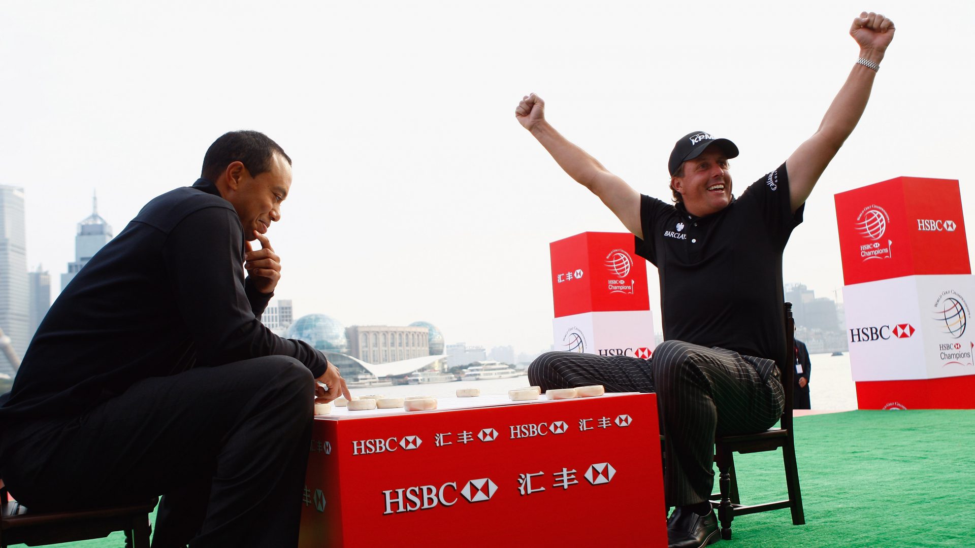 Tiger Woods und Phil Mickelson spielen ein Brettspiel in China im Jahr 2009