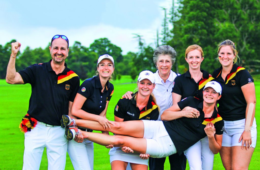 Wir schreiben das Jahr 2018, und Marion Thannhäuser ist immer noch mittendrin. Mit Bundestrainer Stephan Morales, Kapitänin Pia Halbig, Sophie Hausmann, Physio-Coach Anna Wallmen-Krass, Esther Henseleit und Leoni Harm (von links) feiert sie Platz 5 bei der Team-EM in Irland. (Foto: Stebl/DGV)