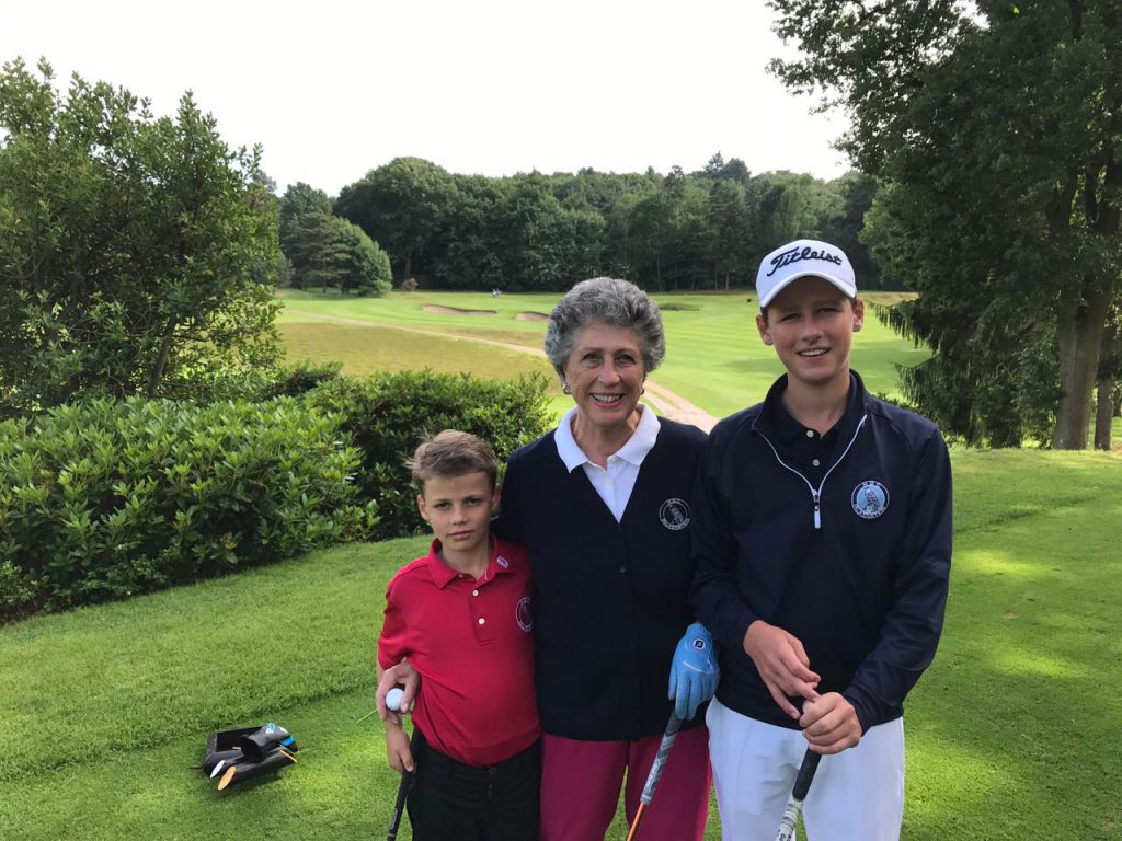 Die Familie bleibt auch in dritter Generation am Ball. Marion Thannhäuser hier mit ihren Enkeln am ersten Tee des Hamburger GC Falkenstein. 