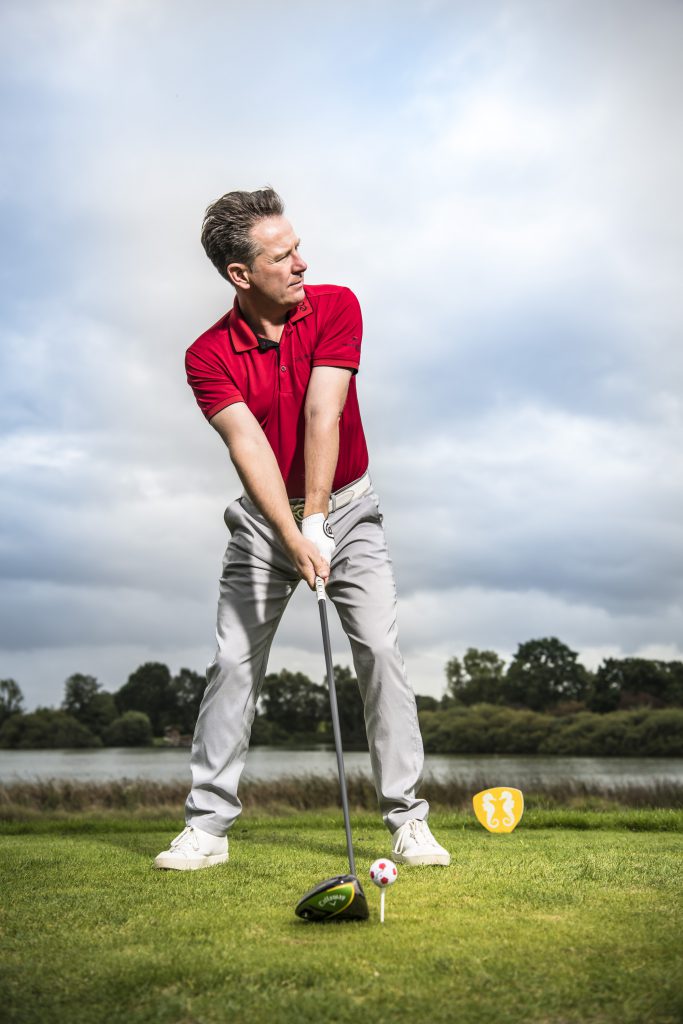 Paul Dyer klärt Golf-Mythen auf. Hier bei der Anspechhaltung das Ziel im Blick. (Foto: Stefan von Stengel)