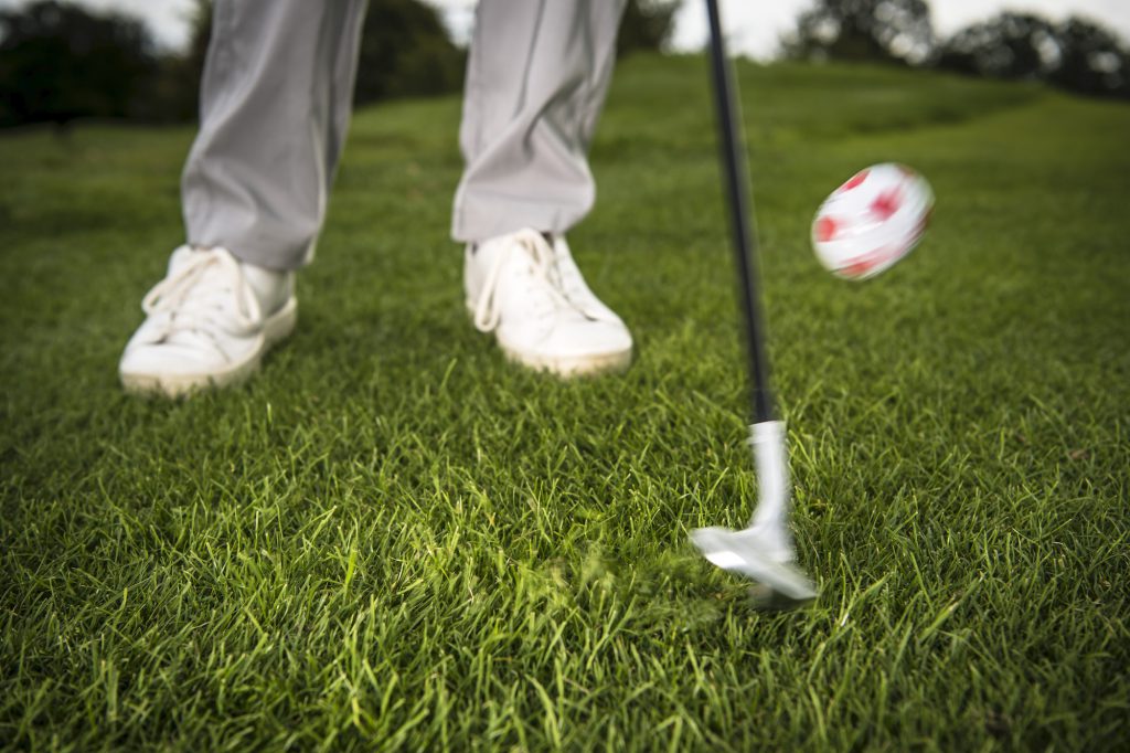 Paul Dyer zeigt: Beim Chip mit einem Wedge steigt der Ball deutlich steiler und langsamer von der Schlagfläche. (Foto: Stefan von Stengel)