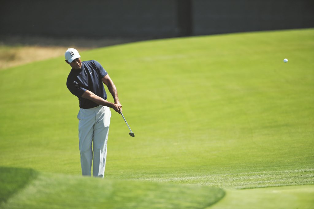 Auch Tiger Woods ist beim Chippen ein Vertreter der Ein-Schläger-Strategie und verwendet fast ausschließlich das Wedge; wie hier während der Einspielrunde zur US Open 2019 in Pebble Beach. (Foto: Getty Images)