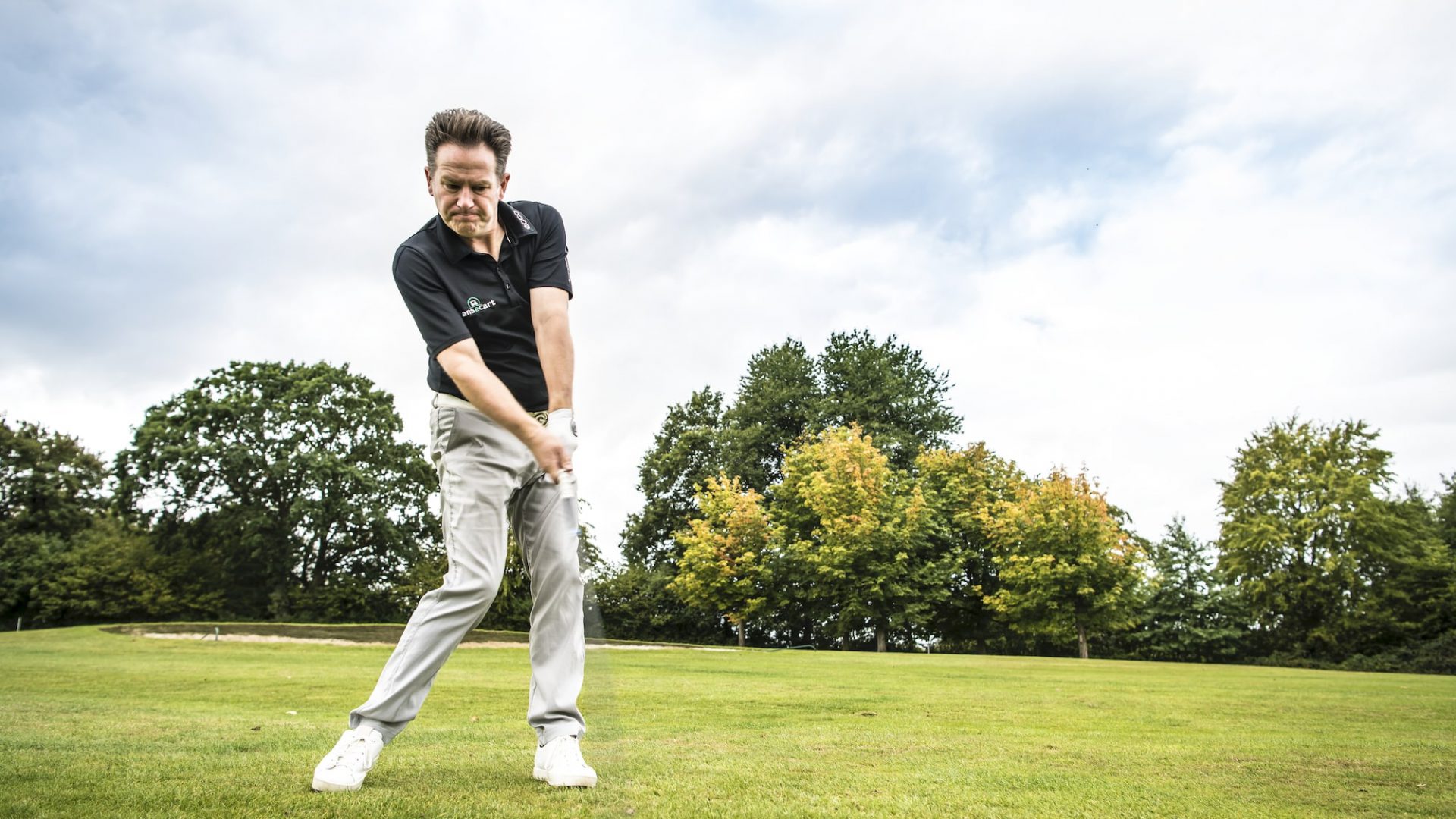 Paul Dyer zeigt, wie der Ballkontakt mit einem Fairwayholz auszusehen hat. Dabei wird deutlich: Divots sind erlaubt. (Foto: Stefan von Stengel).