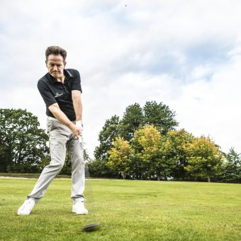 Paul Dyer zeigt, wie der Ballkontakt mit einem Fairwayholz auszusehen hat. Dabei wird deutlich: Divots sind erlaubt. (Foto: Stefan von Stengel).