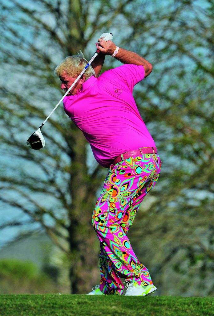 Bunte Hosen und ein krasser Überschwung. Das sind die Attribute von John Daly. Hier 2013 bei der Chitimacha Louisiana Open (Foto: PGA Tour).