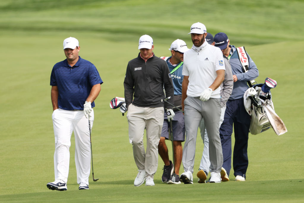 Patrick Reed, Adam Long und Dustin Johnson während der Einspielrunde zur US Open 2020 – vielleicht holt sich einer von ihnen den begehrten Major-Pott? (Foto: Jamie Squire/Getty Images).