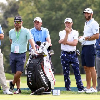 Max Homa, Justin Thomas und Dustin Johnson während der Einspielrunde zur US Open 2020. Thomas und Johnson werden als heiße Kandidaten für den Sieg gehandelt. (Foto: Getty Images).