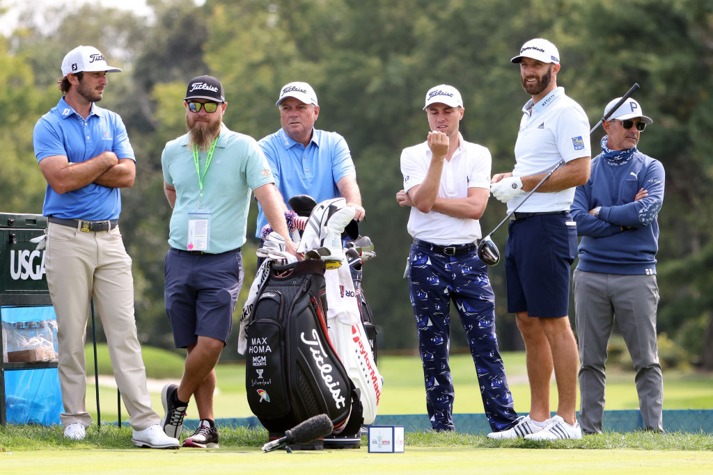 Max Homa, Justin Thomas und Dustin Johnson während der Einspielrunde zur US Open 2020. Thomas und Johnson werden als heiße Kandidaten für den Sieg gehandelt. (Foto: Getty Images).