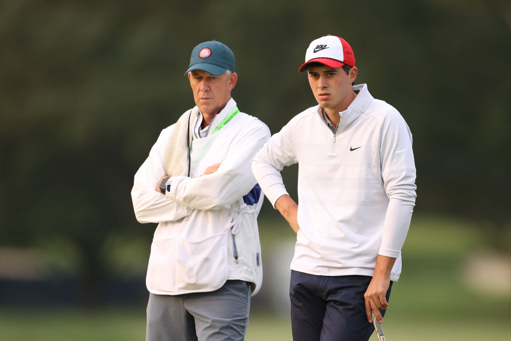 Davis Thompson (links) hat bei der 120. US Open 2020 seinen Vater Todd als Caddie an seiner Seite. (Foto: Getty Images).