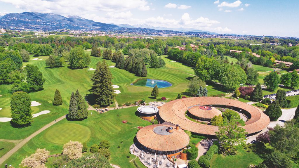 Der Golf Club Monticello, Cassina Rizzardi in Como aus der Vogelperspektive.