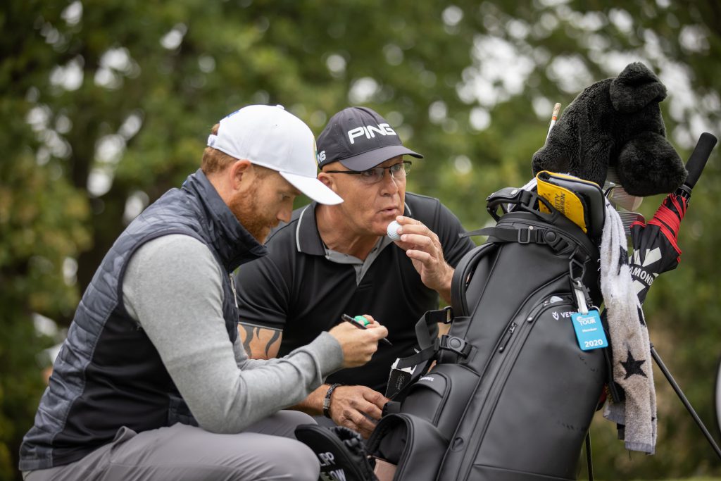 Philipp Mejow, Sieger der Castanea Resort Championship, vomr ersten Abschlag der Finalrunde mit seinem Neu-Caddie Stephan Türkis. (Foto: Stefan Heigl/Pro Golf Tour).