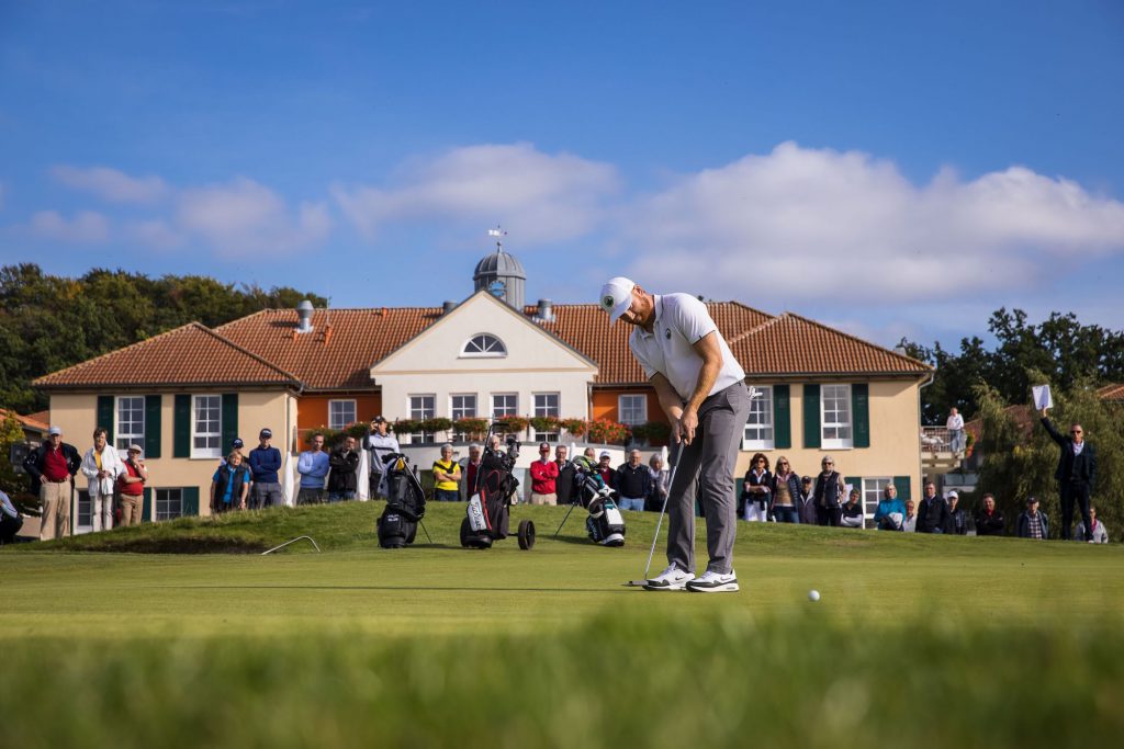 Philipp Mejow beim finalen Siegerputt beim Finale der Pro Golf Tour in Adendorf (Foto: Stefan Heigl).