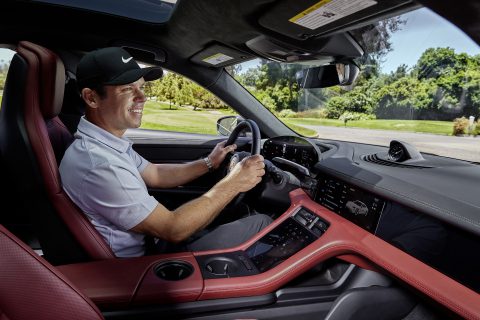 Paul Casey fahrend in einem Porsche