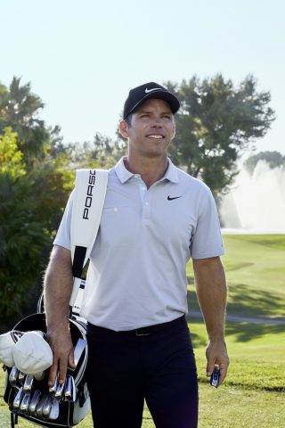 Paul Casey mit Golf Bag