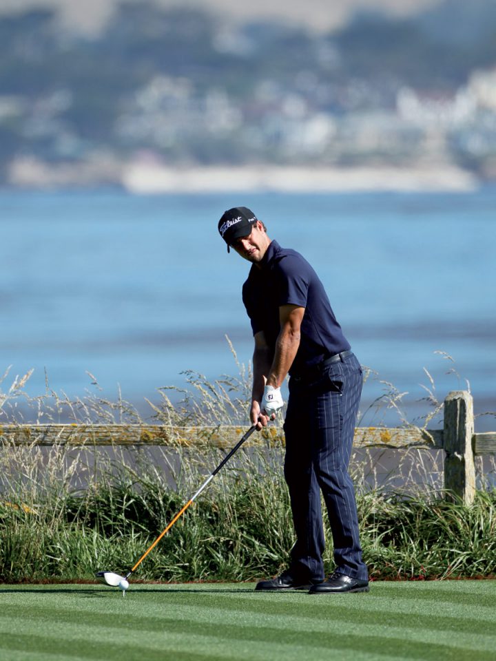 Bild 1: Hier sehen wir den 1,83 Meter großen Scott auf dem 18. Abschlag in Pebble Beach. Adam steht ziemlich aufrecht und gehört zu den wenigen Tourspielern, die den Rücken in der Ansprechposition fast perfekt gerade haben. Beide Arme sind gestreckt, und wir sehen, wie Scott bei der Vorbereitung zum Schlag den Driverkopf leicht in der Luft hält. Dies dient als Hilfe zum langsamen Beginn des Rückschwungs